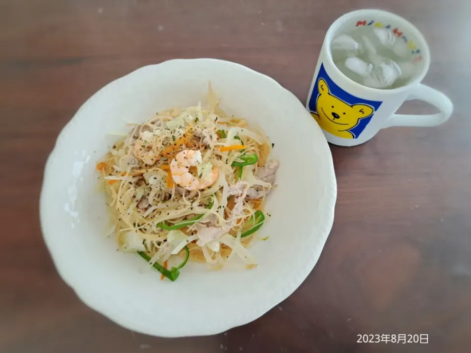 Snapdishの料理写真:2023年8月20日の昼ご飯
焼きビーフン
焼酎水割り|ソラ♂のご飯さん