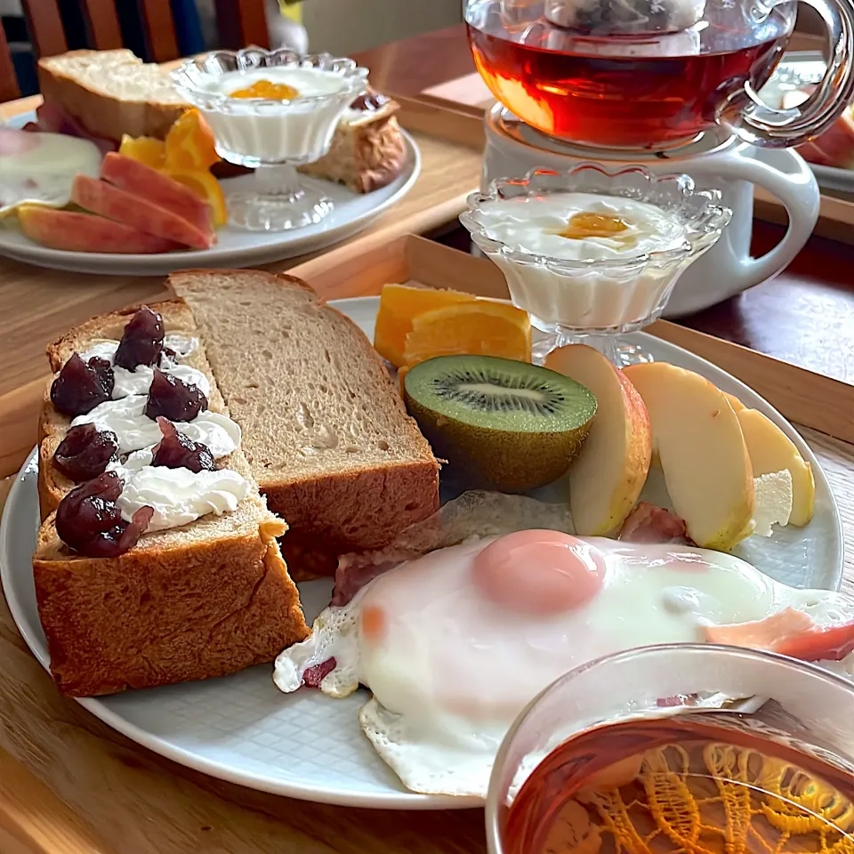 珈琲食パンで朝ごはん　　　　　　　　　　　　　　半分はホイップとあんこで小倉トースト風|mokoさん