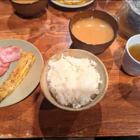 Snapdishの料理写真:白米、玉葱みそ汁、ベーコン、卵焼き（縦斬り）、温茶|nanuさん