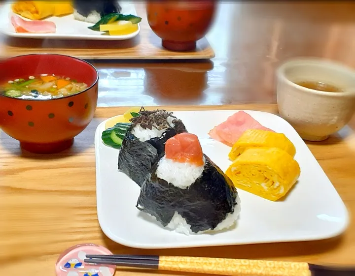 Snapdishの料理写真:おにぎり🍙ワンプレート朝食🌄|びせんさん