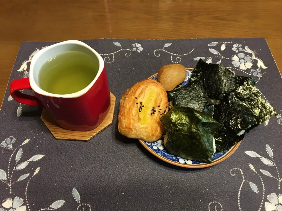 おにぎり、お惣菜パン、沢庵、熱い日本茶(朝ご飯)|enarinさん