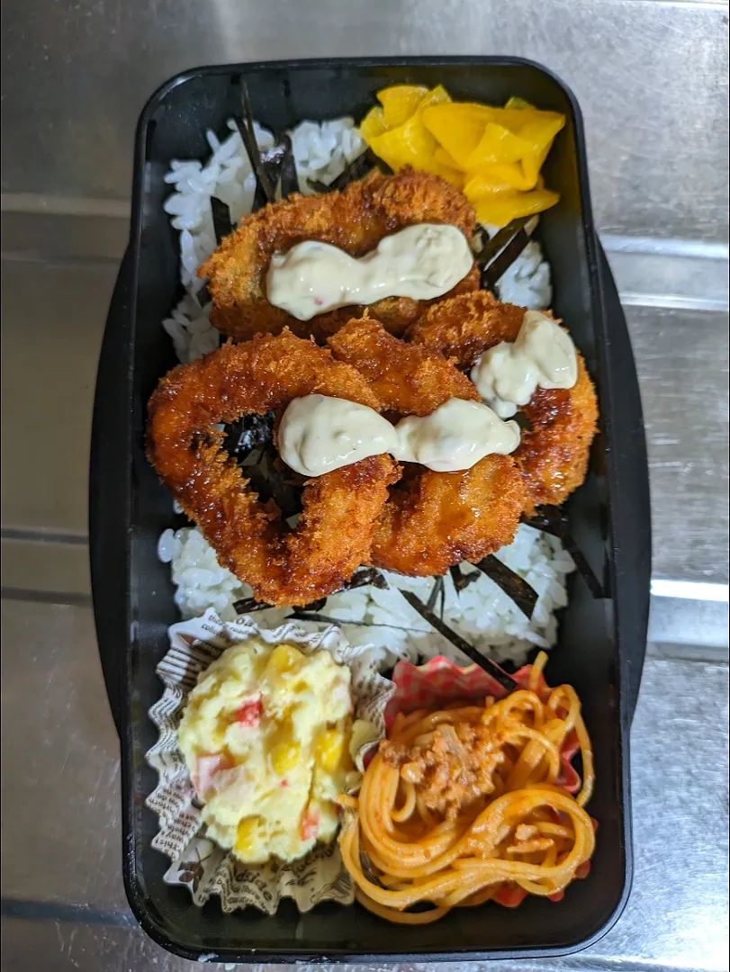 Snapdishの料理写真:旦那弁当　2023/10/8

白身魚のフライ
イカリング
ミートパスタ
ポテトサラダ|ユキヨメ♪さん