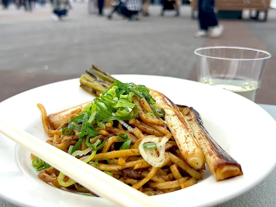 【京都伏見創作ダイニング】九条ねぎと牛タンの焼きそば＆九条ねぎの一本焼き＆【佐々木酒造】日本酒(冷)|Tak@さん