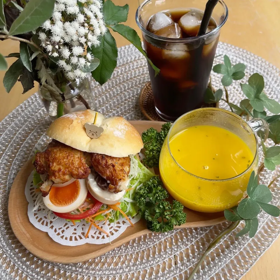 10/8❤︎手羽元あぶり焼きチキンサンド🌱✨

＊ 米粉ロールパン
＊手羽元あぶり焼きチキン
＊ 半熟煮卵
＊ フリルレタス ＊キャベツ ＊トマト ＊人参
＊ かぼちゃスープ|Makinsさん