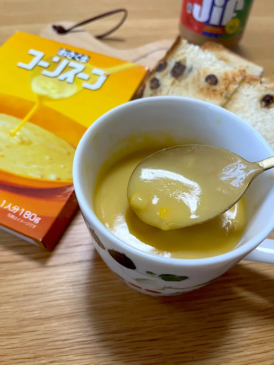 Snapdishの料理写真:今日のお昼ごはん~コーンスープ、レーズン食パン~|ゆかｕさん