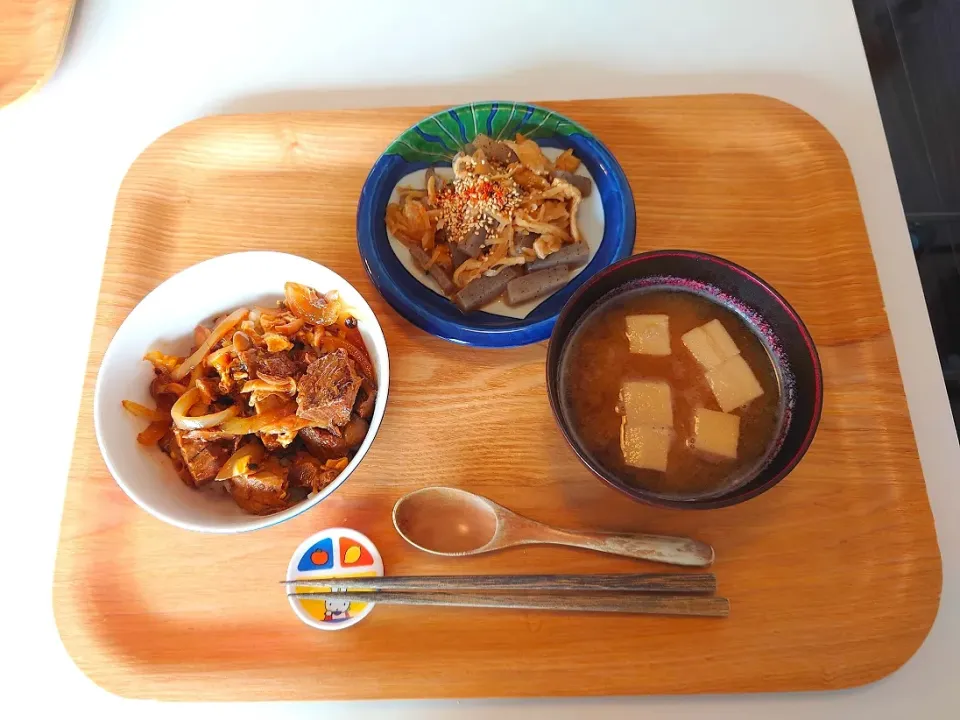 Snapdishの料理写真:今日の昼食　鯖味噌煮缶卵とじ丼、こんにゃくと切り干し大根の煮物、高野豆腐の味噌汁|pinknari🐰🌈さん