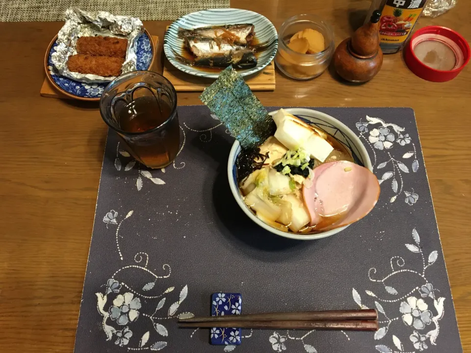 特製うどん、カニクリームコロッケ、鰯の煮付け、燻した沢庵、烏龍茶(昼飯)|enarinさん