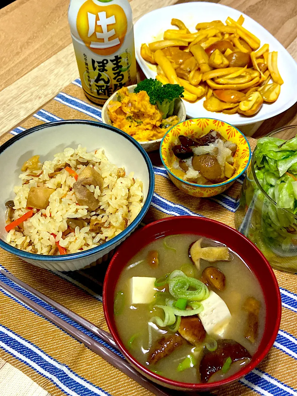 お夕飯。秋の味覚。落葉きのこのお味噌汁。タマゴダケのソテー。炊き込みご飯。落葉きのこおろし和え。カボチャサラダ。頂きます。|renharuruさん