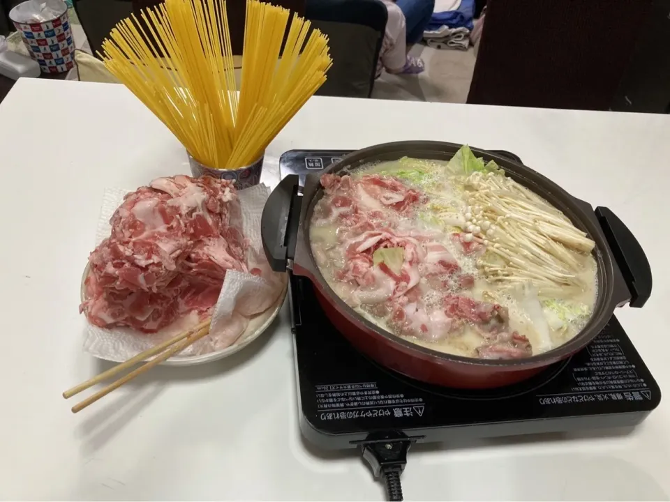 晩御飯。Sahara家鍋始めました。☆ごま豆乳鍋。〆はパスタでカルボナーラ風に|Saharaさん