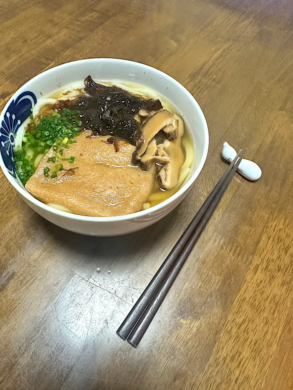 お昼はきつねうどん|こじさん