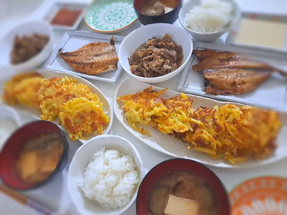 夕食(,,>᎑<,,)
牛皿(昨日大量に作った残り😊)
キャベツとじゃがいものチーズ焼き
焼き魚(アジ)
おみそ汁(ナス、厚揚げ)|プリン☆さん