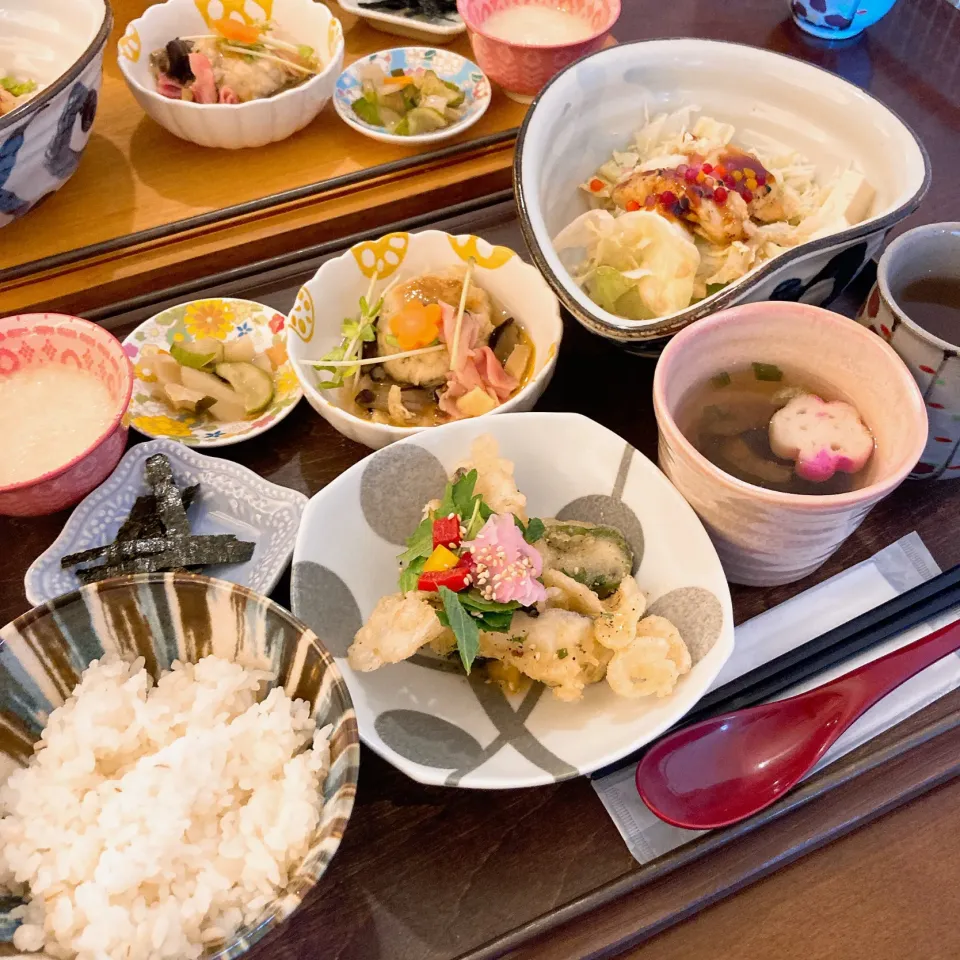 山芋おやきとベーコンと木の子のあんかけ鶏肉の照り焼きサラダと天ぷら|ちゃみこさん