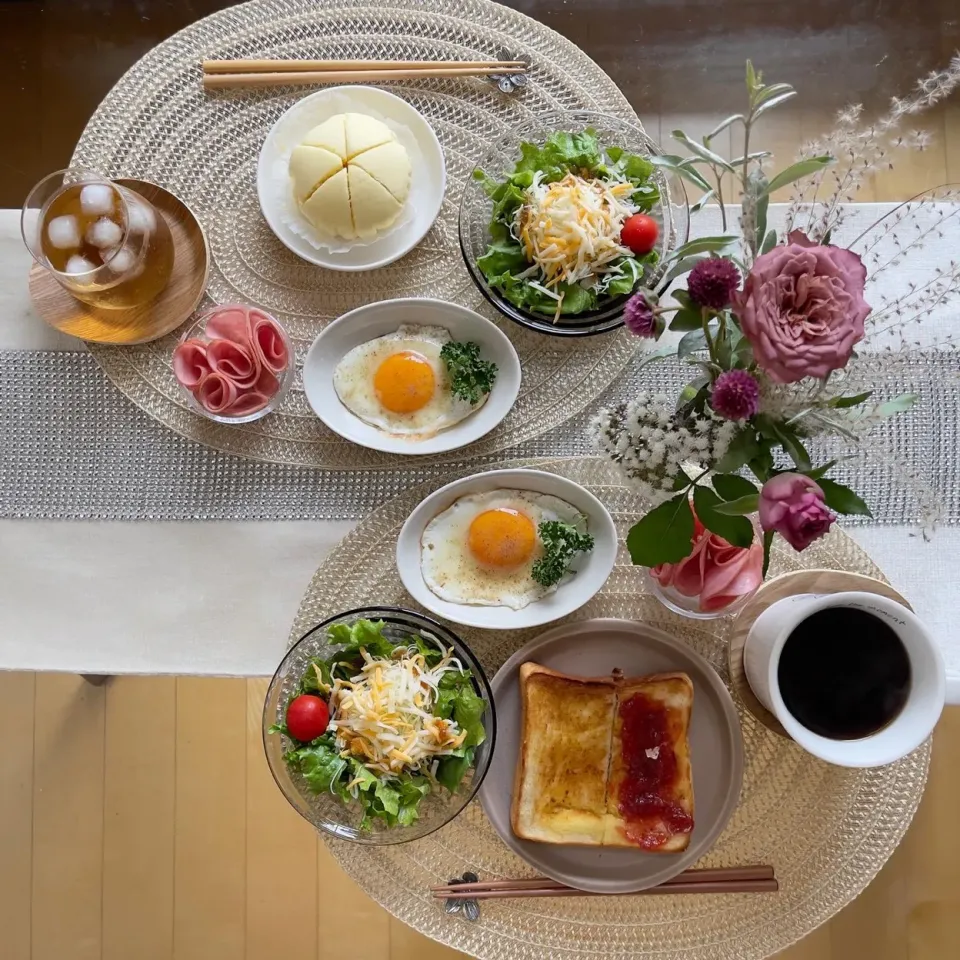 Snapdishの料理写真:10/9❤︎休日モーニング🌱✨

・極生"北海道ミルクバター"食パン
・いちごジャムトースト
・ポケモンミルク蒸しケーキ
・ボロニアハム
・グリーンサラダ|Makinsさん