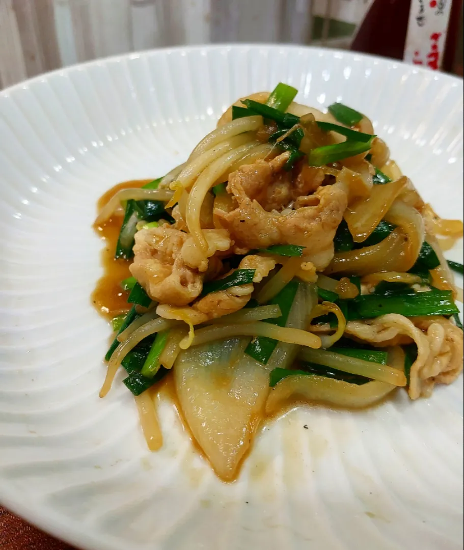 Snapdishの料理写真:🍚ご飯が、進む🍜🍷

もやし、にら炒めぐ👌～です😊|🐧ペンギン2さん