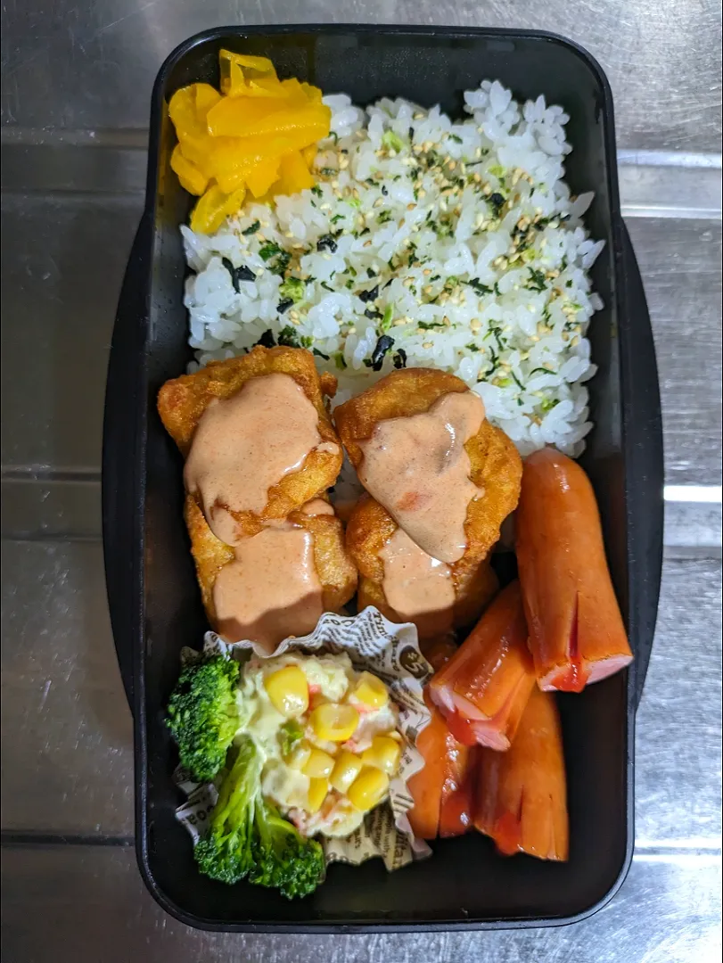 旦那弁当　2023/10/9

チキンナゲット
ウインナー
ポテトサラダ&ブロッコリーマヨ|ユキヨメ♪さん