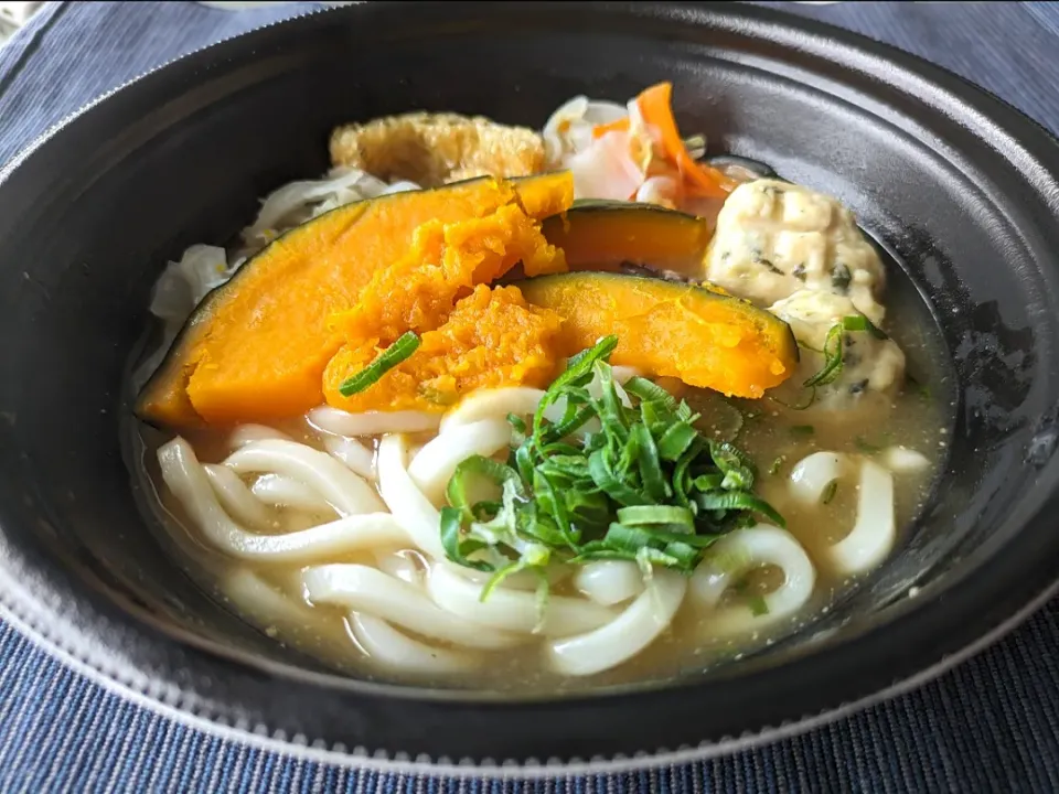 日南鶏つみれとかぼちゃと10種具材の味噌仕立てうどん|しあるさん