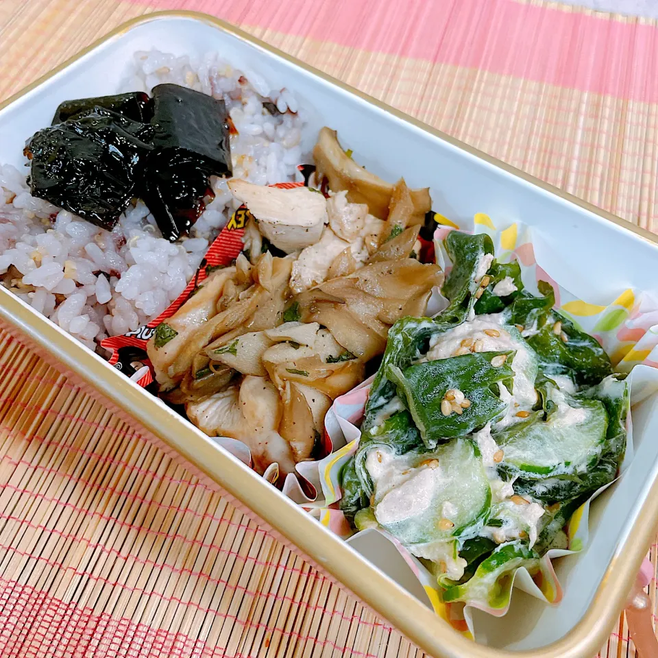 鶏肉とまいたけと大葉のバター醤油炒め♡わかめときゅうりのツナサラダ♡|まゆかさん