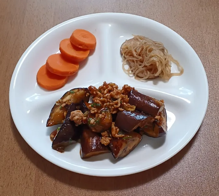 麻婆茄子
レンコンと糸こんにゃくのバターきんぴら
にんじん
ご飯🍚|ナナさん