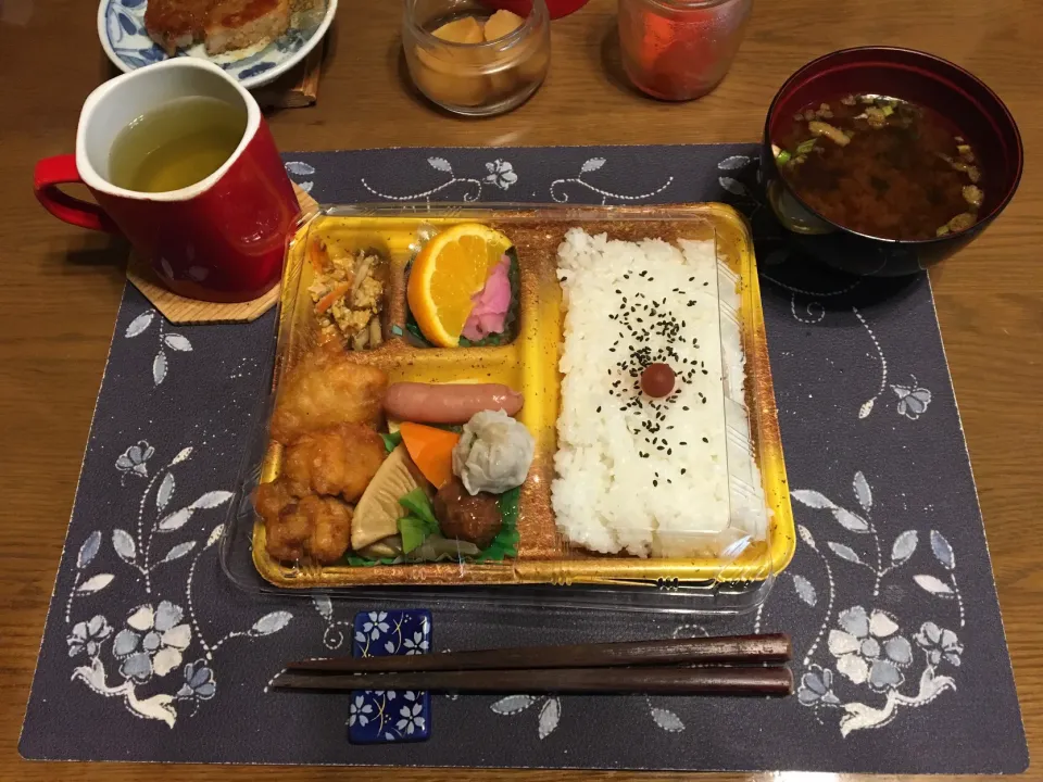 から揚げ幕の内弁当(どんどん弁当、昼飯)|enarinさん