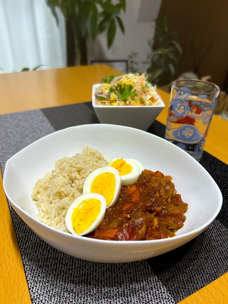 Snapdishの料理写真:玄米とトマト無水カレーと山盛りサラダ🥗|みっきーさん