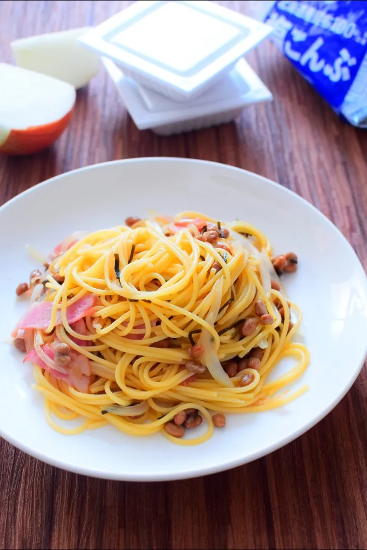 【塩昆布で味付け】ベーコン納豆パスタのレシピ|アマイモノ・クウ蔵さん