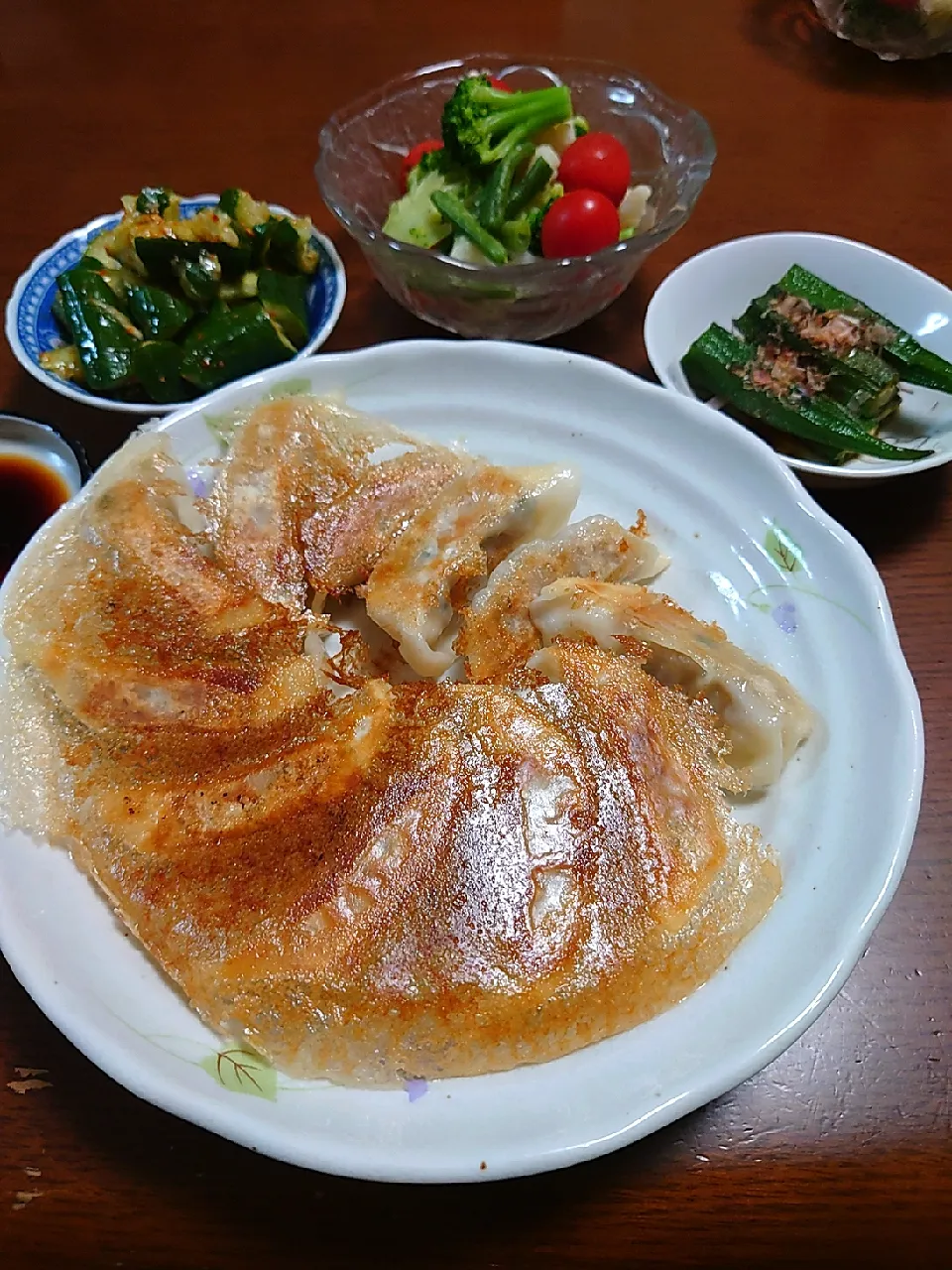 餃子
オクラのごま油炒め
きゅうりの中華和え
サラダ|ぱやさん