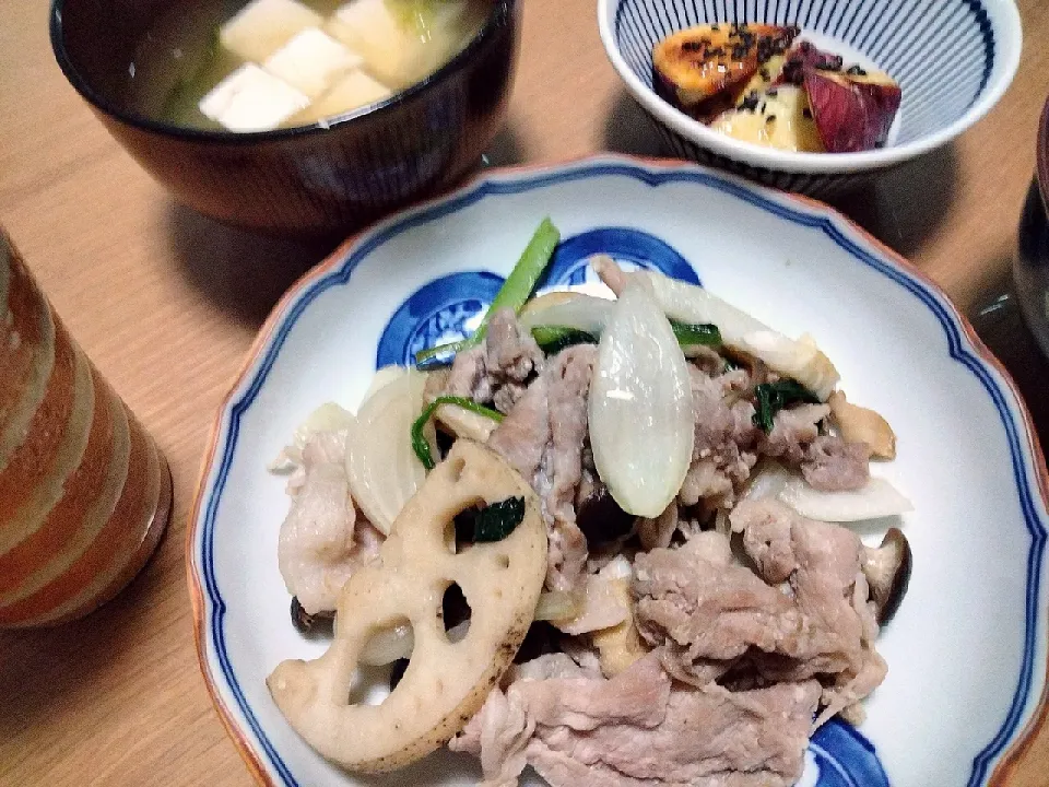 Snapdishの料理写真:Oisix大戸屋監修!　山椒香る豚と野菜の塩麹炒め
大学いも
みそ汁|小吉さん