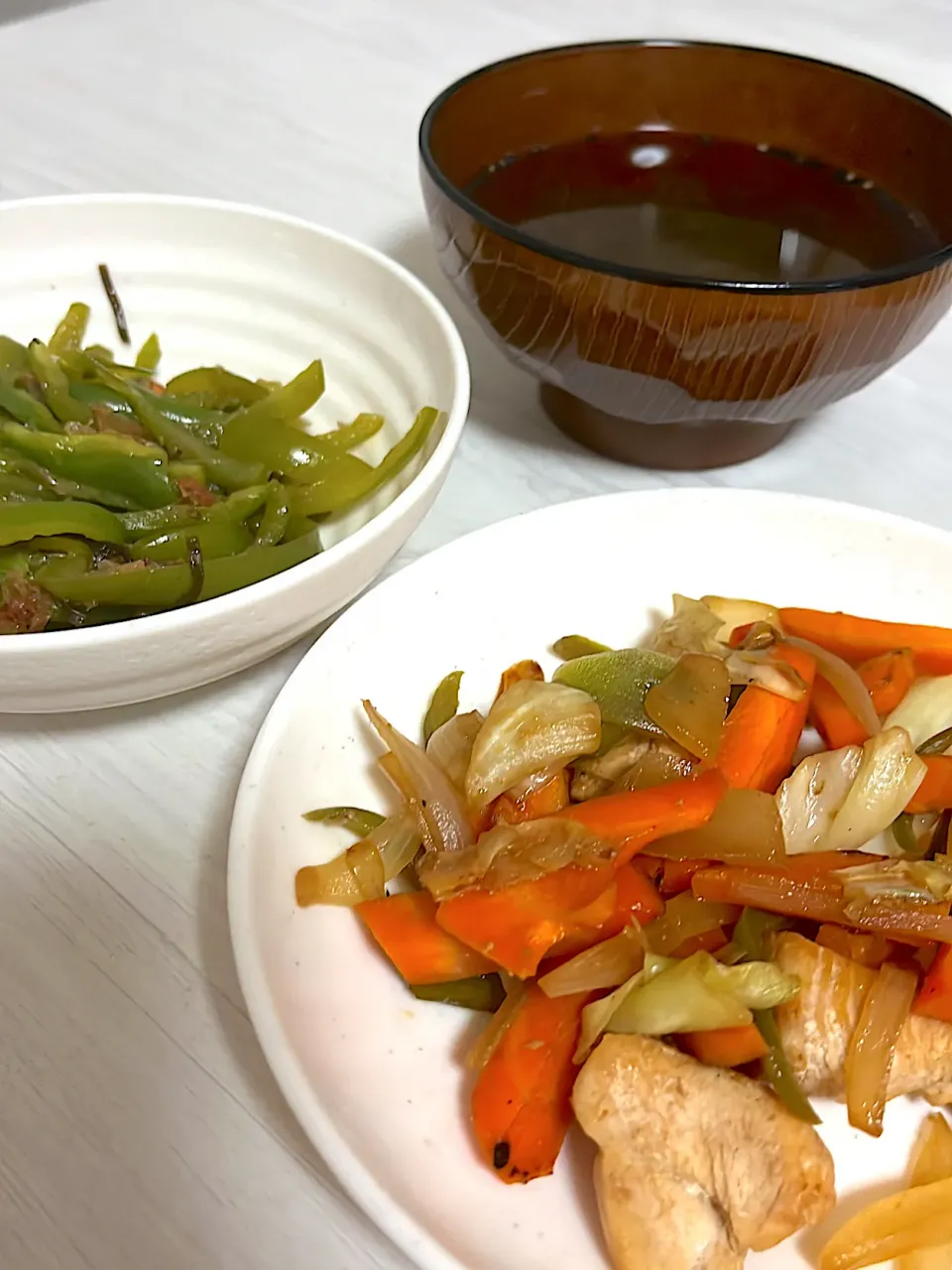 Snapdishの料理写真:鶏のレモン塩野菜炒め、ピーマン塩昆布和え、めかぶのお吸い物|ぽまさん