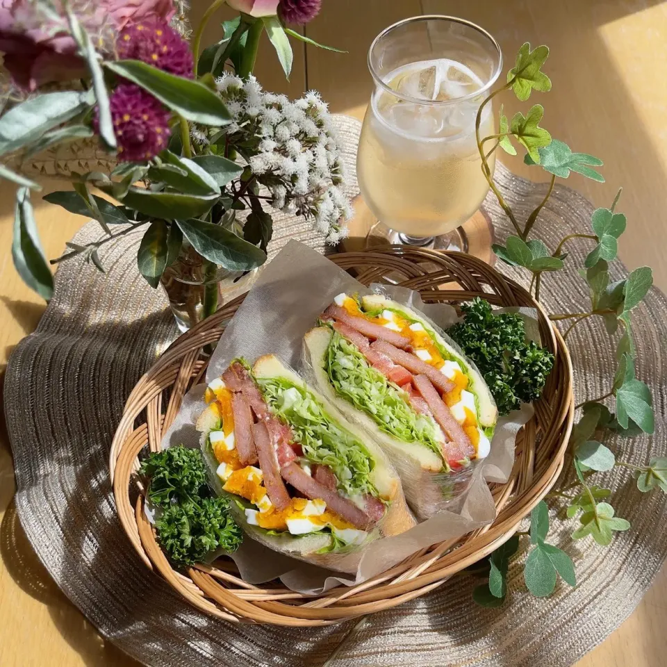 Snapdishの料理写真:10/10❤︎スパムたまごのトーストサンド🌱✨

＊ 嵜本パン
＊スパム焼肉ダレ
＊ 半熟たまご
＊ フリルレタス ＊キャベツ ＊トマト 
＊ シードル|Makinsさん