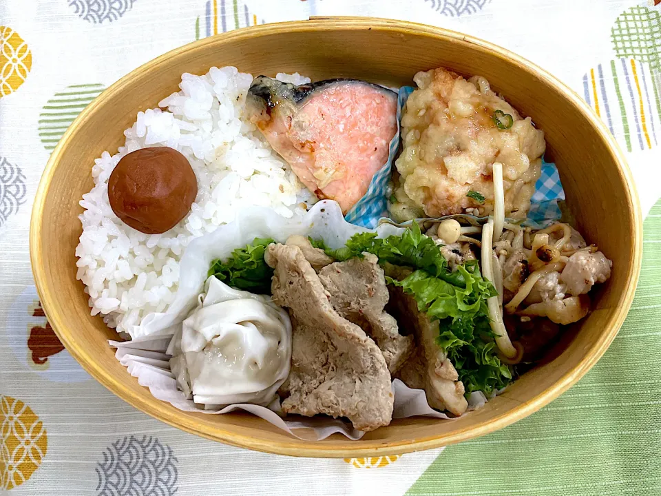 やきしゃけ、豚畜生姜焼き、鶏煮、シウマイ🍱|なお🅿️さん