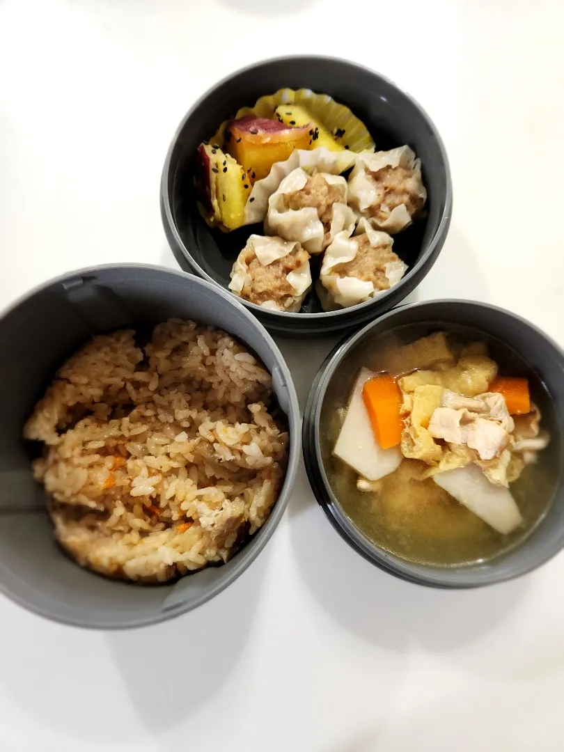 Snapdishの料理写真:〈給食代替え弁当〉

炊き込みご飯
シューマイ
大学芋
豚汁|ぶー子さん