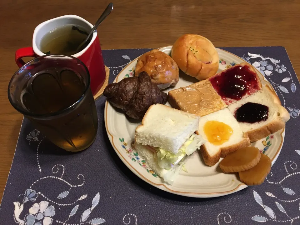 サンドイッチ、ジャムトースト、お惣菜パン、沢庵、スープ、六条麦茶(昼飯)|enarinさん