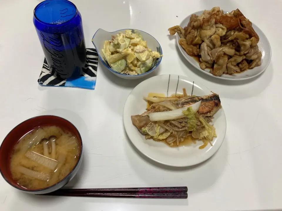 晩御飯☆鶏皮ポン酢☆マカロニサラダカレー風味（胡瓜・ツナ・卵）☆みソースで、ちゃんちゃん焼き☆みそ汁（白菜・大根・しめじ）|Saharaさん