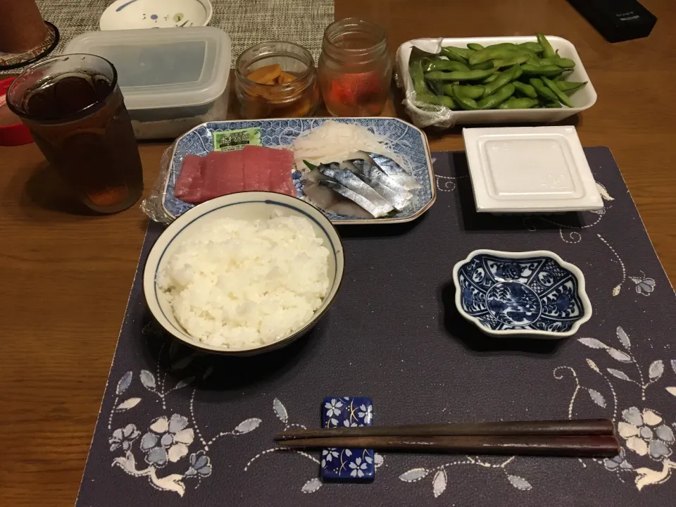 ご飯、きはだまぐろとスルメイカの刺身、〆さばのお造り、納豆、板海苔、枝豆、沢庵、辛子明太子、六条麦茶、おからドーナツ(夕飯)|enarinさん