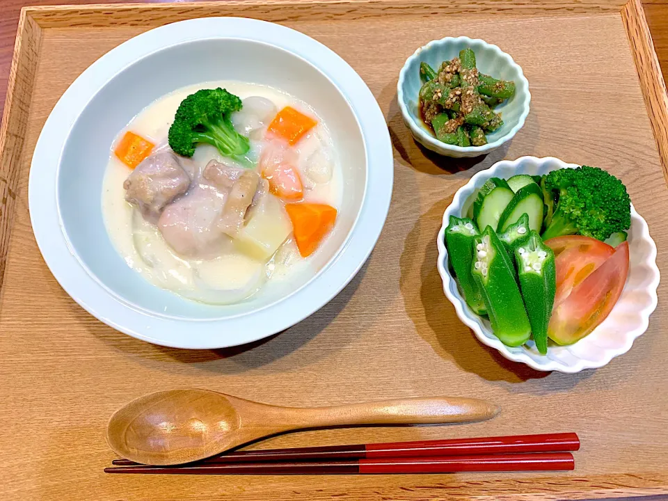 Snapdishの料理写真:昨日の夜ご飯(ホワイトシチュー、オクラサラダ、いんげん胡麻和え)|cocomikaさん