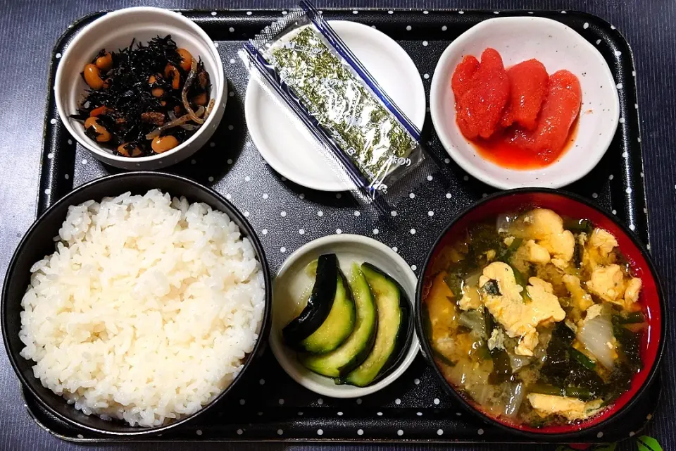 今日の朝ごはん（ごはんに辛子明太子、味付のり、ひじき煮、野菜と玉子のみそ汁、茄子の漬物）|Mars＠釜飯作り研究中さん