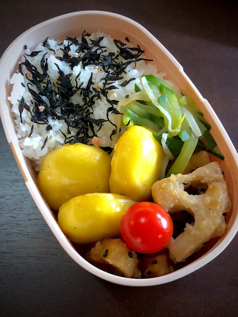 お弁当90日目　とうもろこしぎょうざ（Oisix）　薩摩芋と蓮根の甘辛デリ　きゅうりともやしの和え物|mmmさん