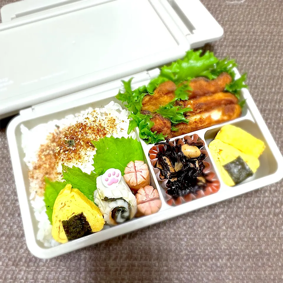 LJK弁当🍱〜鶏むね唐揚げ・おにぎり玉子焼き・ひじき豆煮・ソーセージ・ちくわ海苔くるくる|華恋さん