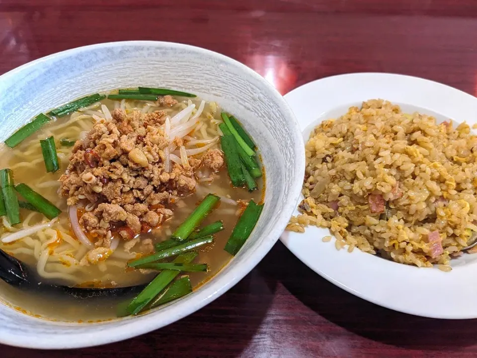 Snapdishの料理写真:台湾塩ラーメン、ザーサイチャーハン|nobさん