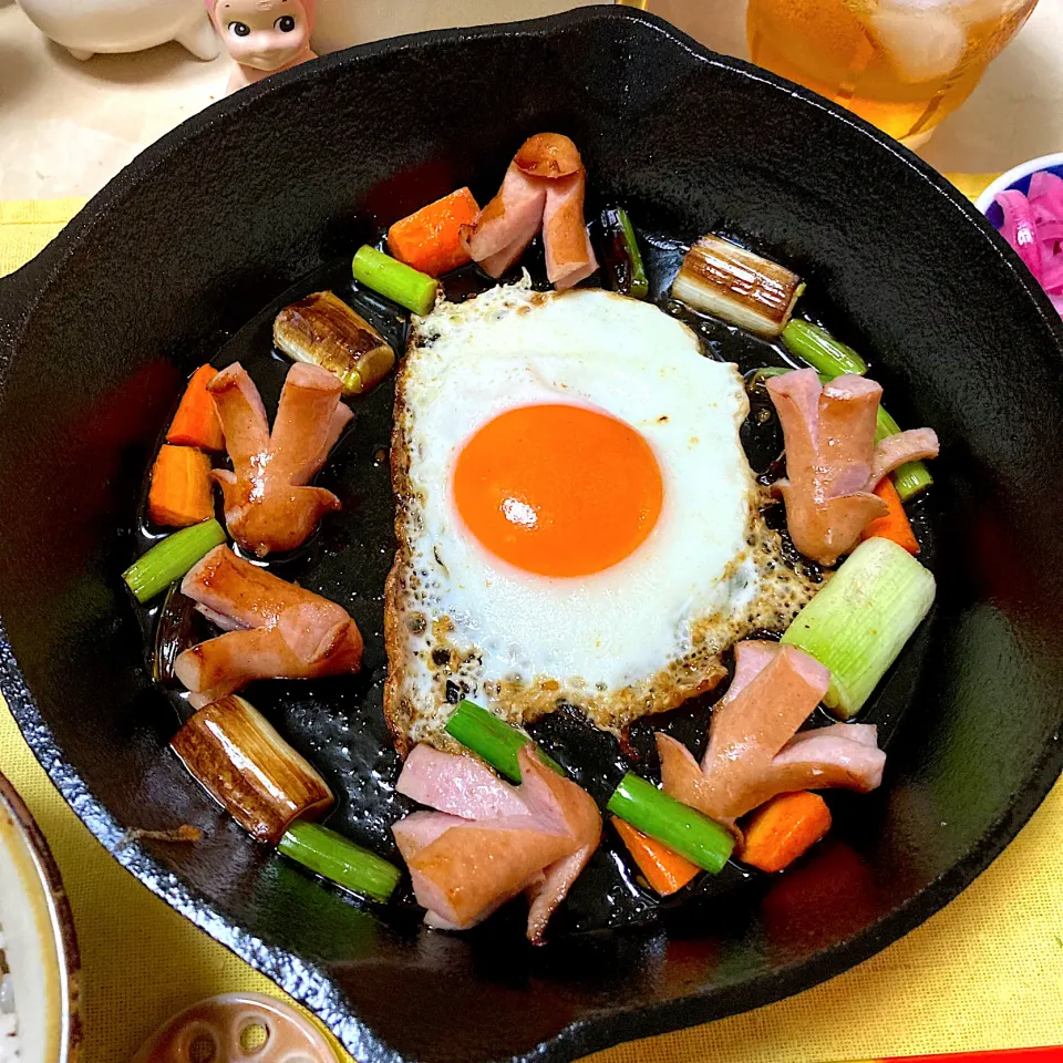 Snapdishの料理写真:目玉焼きと麦ご飯|こじゅわいさん