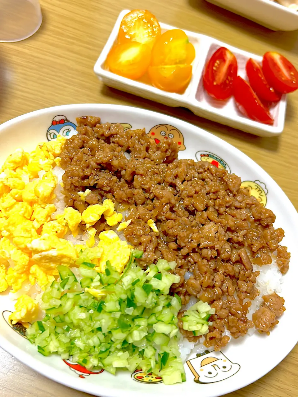 鶏そぼろ丼 2色プチトマト|爰音さん