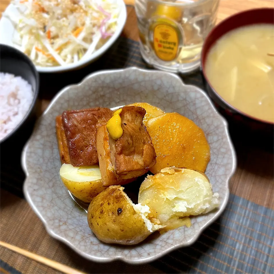 Snapdishの料理写真:2023/10/11 焼肉のタレで豚角煮&根菜煮、キャベツもやしゴマ油サラダ、ゴボウとエノキのカレー風味味噌汁|kykyさん