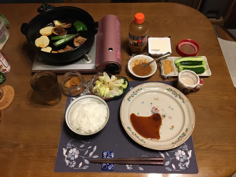 Snapdishの料理写真:ご飯、鉄板焼き、つけだれ(焼肉のたれ、万能味ソース)、レタス、味噌キュー、冷奴、沢庵、六条麦茶、森永マミーの寒天(夕飯)|enarinさん