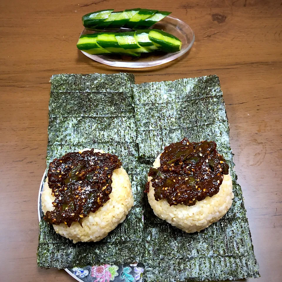 #vegan 
ししとう味噌の玄米おにぎり|makiko_aさん