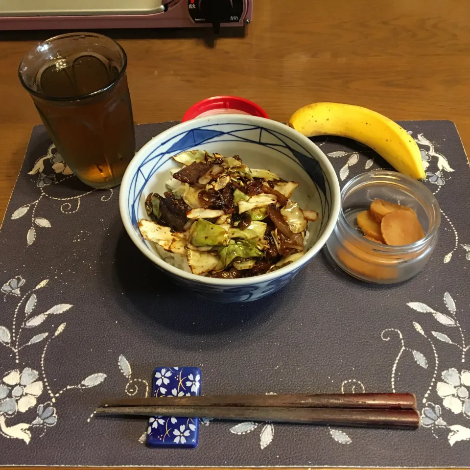 焼肉野菜炒め丼、沢庵、バナナ、六条麦茶(朝ご飯)|enarinさん