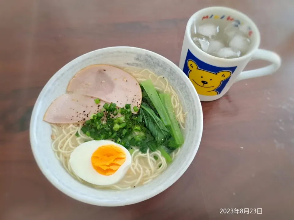 Snapdishの料理写真:2023年8月23日の昼ご飯
豚骨ラーメン
焼酎水割り|ソラ♂のご飯さん