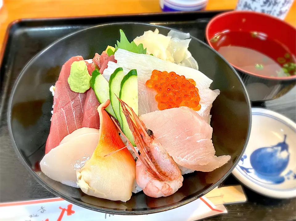 海鮮丼  タクシーのドライバーさんに聞いて港まで歩いてきました。うん、美味しい❗️|リフルシャッフルさん