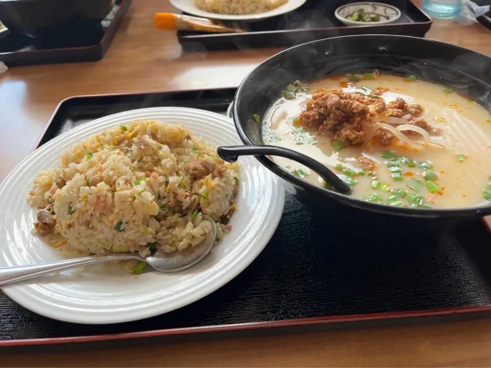 昨日のお昼は横須賀市公郷の台湾🇹🇼レストランで台湾🇹🇼豚骨ラーメンと炒飯　もうお腹いっぱい
980円　安い|Mikoshiba Kazutoshiさん