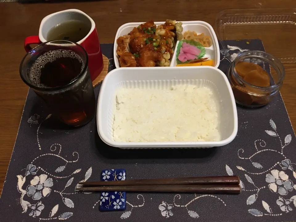 Snapdishの料理写真:ピリ辛チキン弁当(昼飯、どんどん弁当)|enarinさん