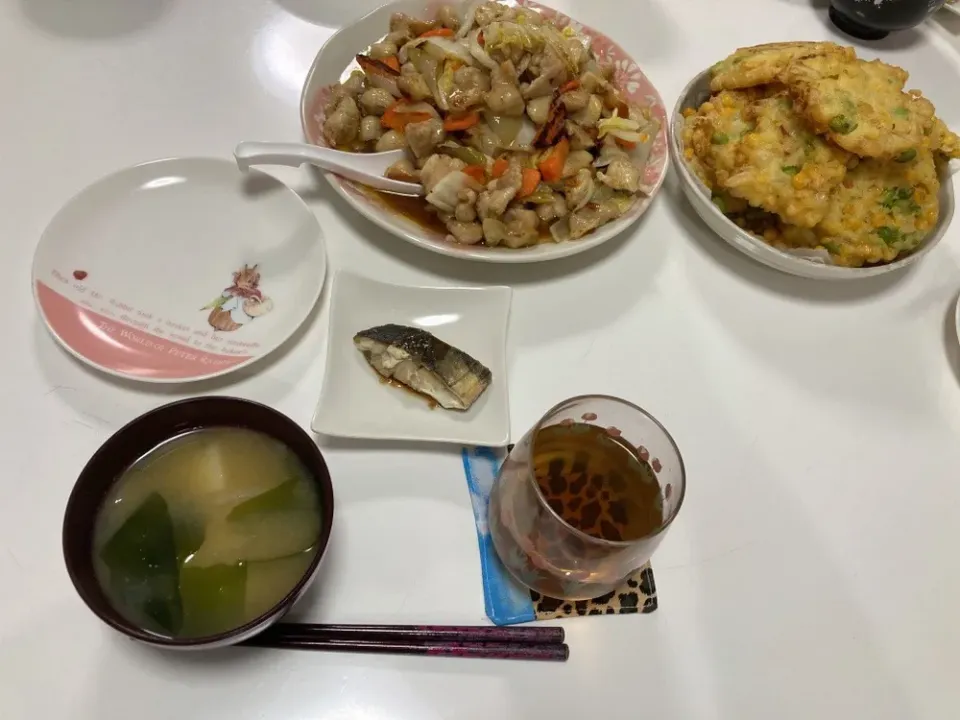 晩御飯☆ぼんじり野菜炒め（白菜・人参・玉葱）☆ほっけの切り身☆かき揚げ（コーン・枝豆・玉葱）☆みそ汁（じゃが芋・玉葱・ワカメ）|Saharaさん